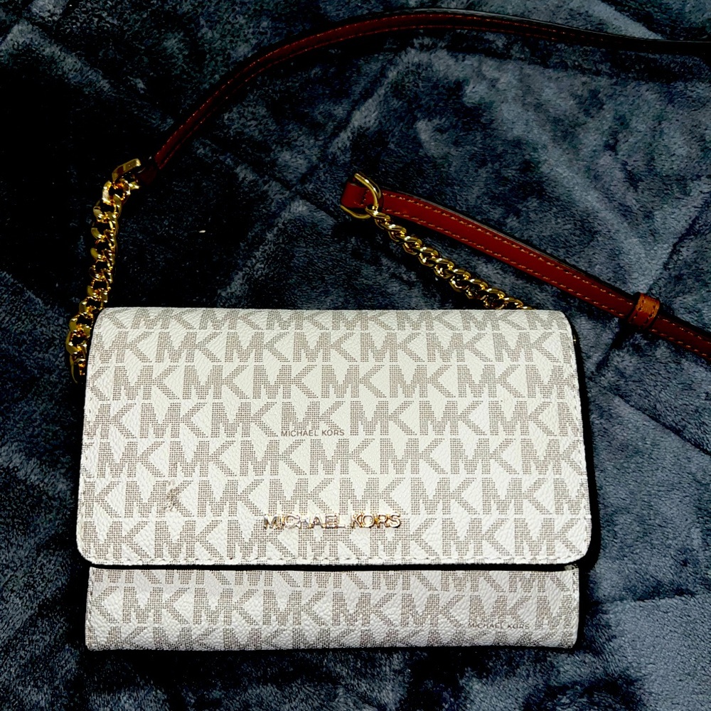 Michael Kors Authentic crossbody wallet. Beautiful condition.